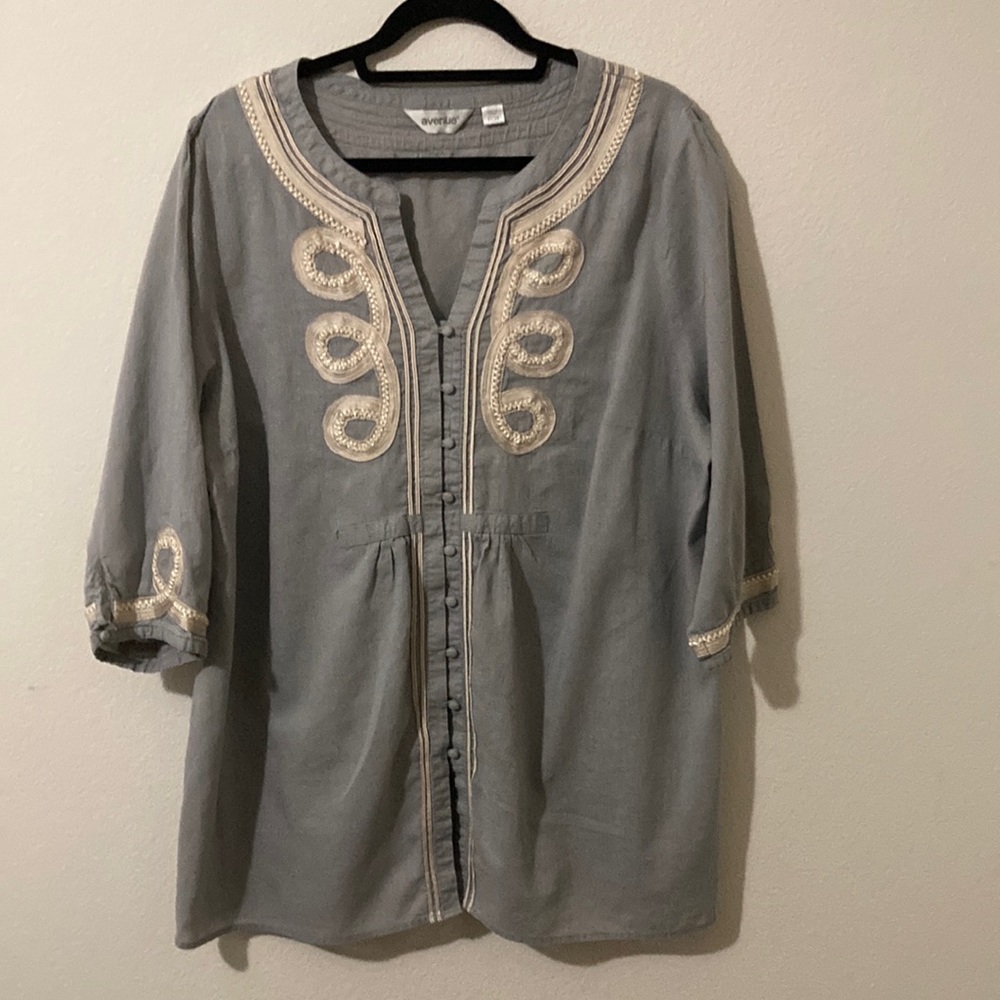 Avenue grey Embroidered button
down 3/4 sleeves blouse women's size 22/24